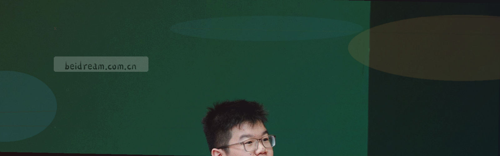 深海靛蓝背景上缓缓扩散的同心波纹与细密数据点，信息在受控范围内有序流转